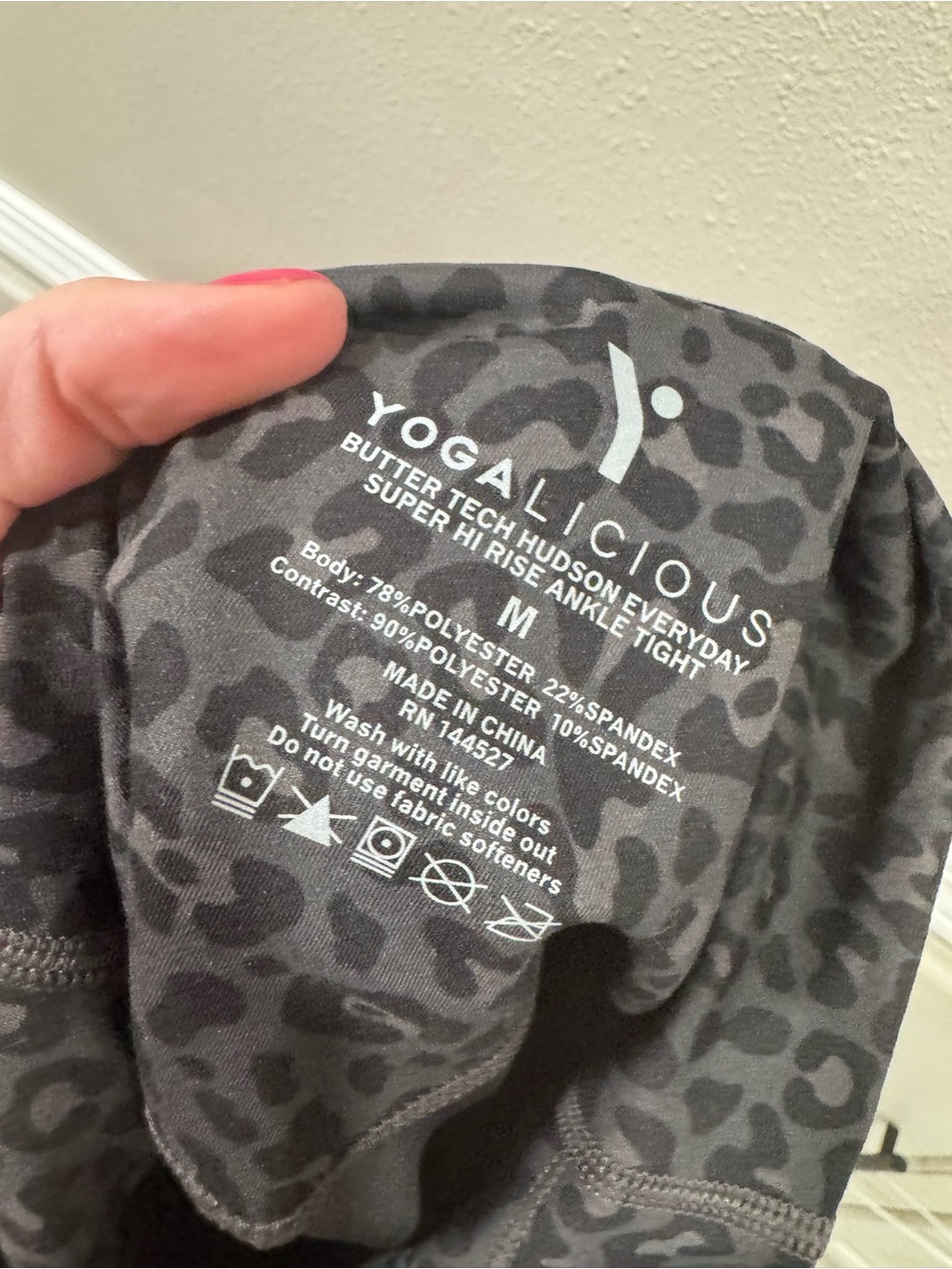 NWT $88 Retail Yogalious Leopard Black 2 Piece Set - Picture 5 of 8